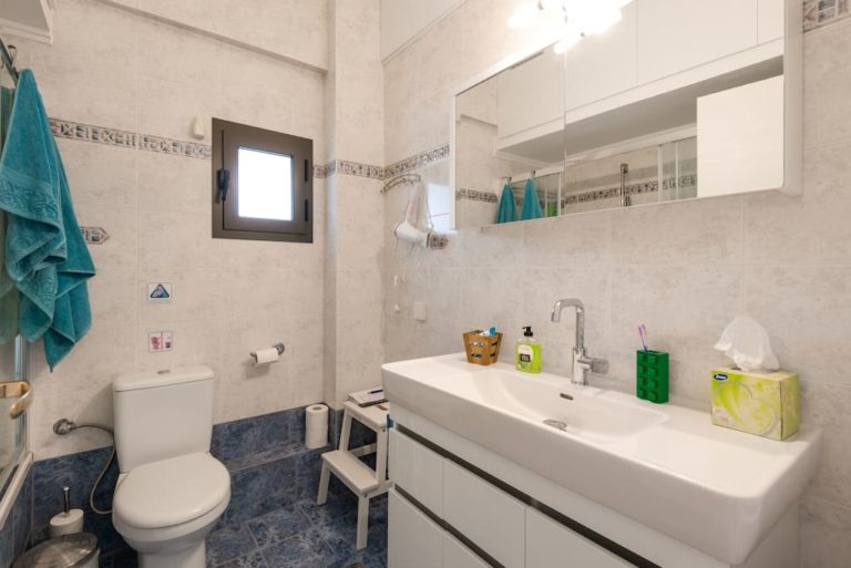 TheCruiseFlat, seafront apartment, Thessaloniki. Bathroom